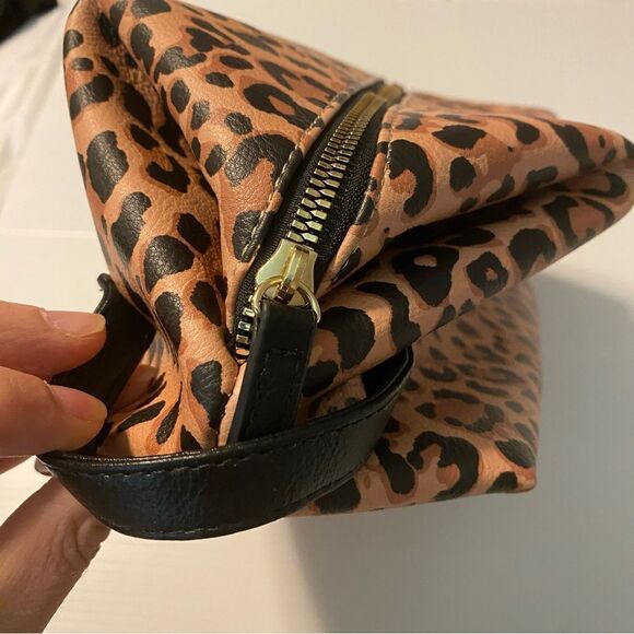 Steve Madden cheetah print make-up travel bag 6x9x6.5 - Picture 4 of 10